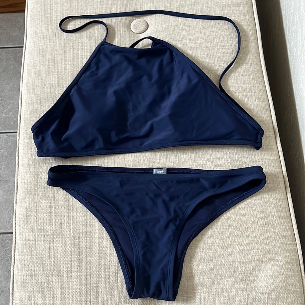 Lightly worn swimsuit in great condition!